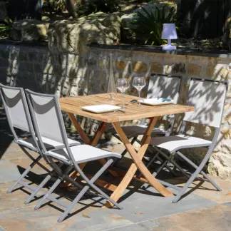 Table rectangulaire pliante en Teck – Amana avec 4 chaises pliantes en Aluminium. Offrez-vous un moment de plaisir et de détente unique.