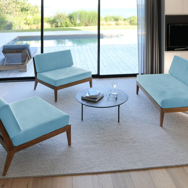 Table basse en Teck – Kassi avec des fauteuils bas en Teck avec coussin Sunbrella Bleu Minéral issu d'un savoir-faire de 30 ans.