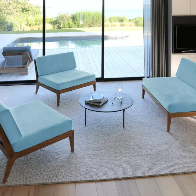 Table basse en Teck – Kassi avec des fauteuils bas en Teck avec coussin Sunbrella Bleu Minéral issu d'un savoir-faire de 30 ans.