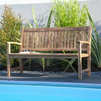 Le banc 3 places - Bogor en teck incarne l'alliance parfaite entre élégance intemporelle et durabilité exceptionnelle. Fabriqué à partir du bois de teck, reconnu pour sa résistance naturelle aux intempéries