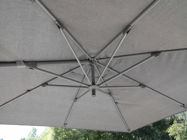 Cette image représente le Parasol déporté anti-UV Auriga