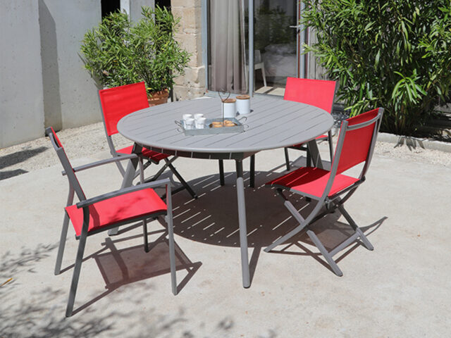 Cette photo montre des Fauteuils-empilables-en-Aluminium–Umea Rouge autour d'une table ronde en Aluminium