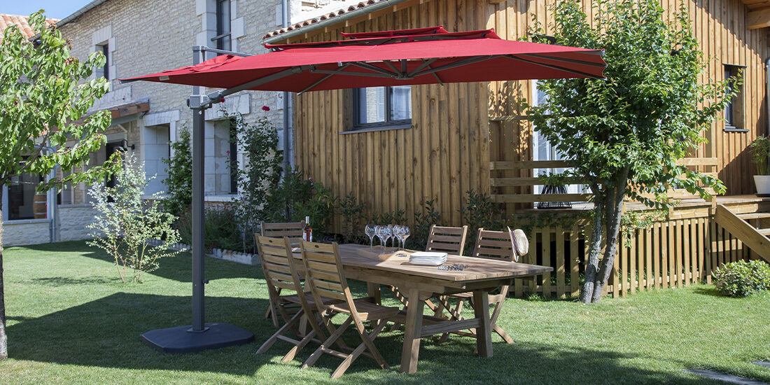 Parasol ventilé déporté avec sa table et chaises en teck grade A