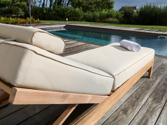 Cette image représente le Lit de piscine en Teck avec coussin Oléfine California