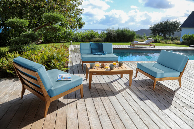 Table basse en Teck – Kassi avec des fauteuils bas en Teck avec coussin Sunbrella Bleu Minéral issu d'un savoir-faire de 30 ans. Ce produit est 100% naturel, son ponçage ultra fin garantit ainsi une durabilité du produit ! Ce produit est 100% naturel, son ponçage ultra fin garantit ainsi une durabilité du produit !