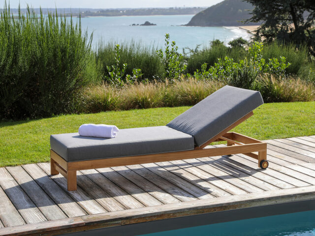 Cette image représente le Lit de piscine en Teck avec coussin Sunbrella® California Premium