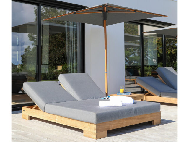 Cette image représente le Lit de piscine double en Teck avec coussin Sunbrella® America Premium