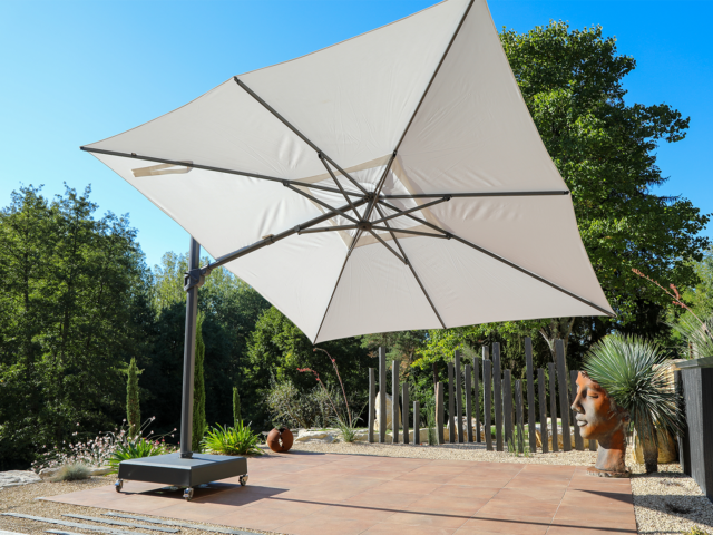 Toile déployée et inclinée du parasol Premium anti-UV – Vega Blanc Natural 3,5x3,5. La structure est renforcée avec un mât 75x100mm et 2.2mm d’épaisseur. Cette structure “super strong” permet suivant les calculs du département R&D une inclinaison de seulement 3°. C’est un parasol déporté et anti-UV.