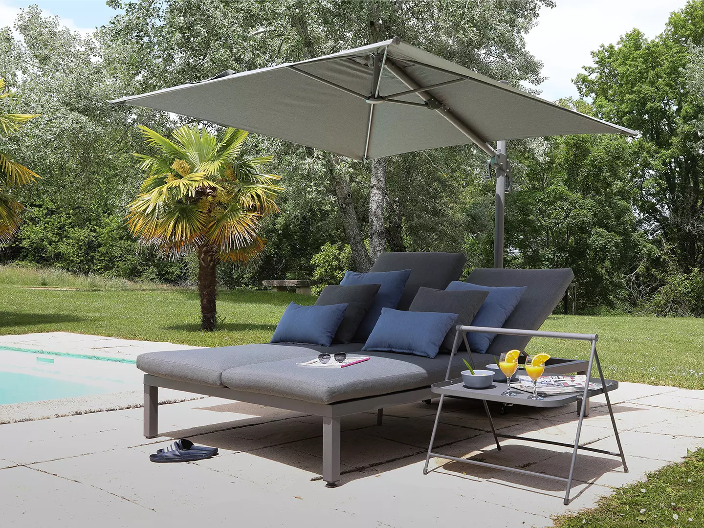 Lit de piscine design Ulm Daybed avec parasol, Vondom, coussin Silvertex  noir, 180x40cm
