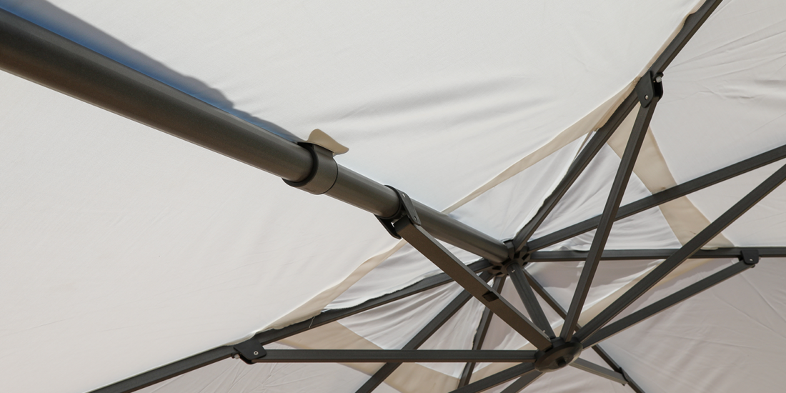 Parasol Premium anti-UV – Vega Blanc Natural 3,5x3,5. La structure est renforcée avec un mât 75x100mm et 2.2mm d’épaisseur. Cette structure “super strong” permet suivant les calculs du département R&D une inclinaison de seulement 3°. C’est un parasol déporté et anti-UV. Ce parasol est un choix idéal pour profiter de votre été.