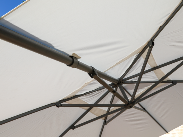 Parasol Premium anti-UV – Vega Blanc Natural 3,5x3,5. La structure est renforcée avec un mât 75x100mm et 2.2mm d’épaisseur. Cette structure “super strong” permet suivant les calculs du département R&D une inclinaison de seulement 3°. C’est un parasol déporté et anti-UV. Ce parasol est un choix idéal pour profiter de votre été.