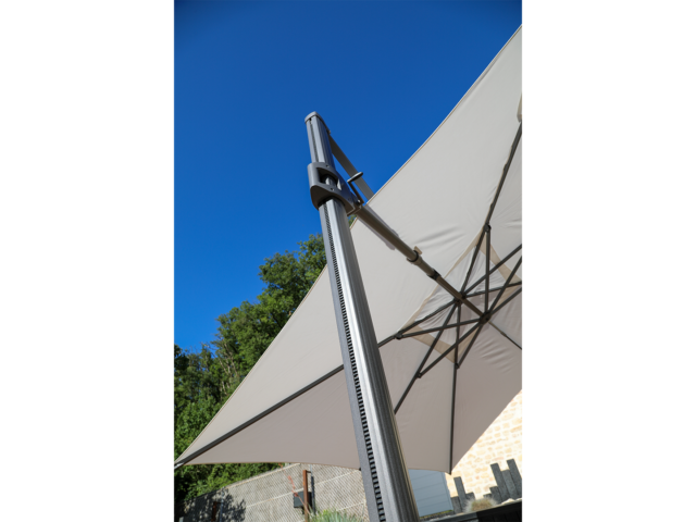 Détail du mat du parasol Premium anti-UV – Vega Blanc Natural 3,5x3,5. La structure est renforcée avec un mât 75x100mm et 2.2mm d’épaisseur.