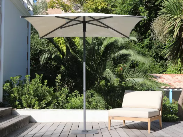 Parasol droit – Dorado Lin 3m - toile acrylique Sunbrella 260g. Ce parasol est équipé d’une toile acrylique teintée masse Sunbrella®. Ainsi, cette toile vous permet de vous protéger efficacement des rayons UV avec un indice de protection maximum : UPF +50.