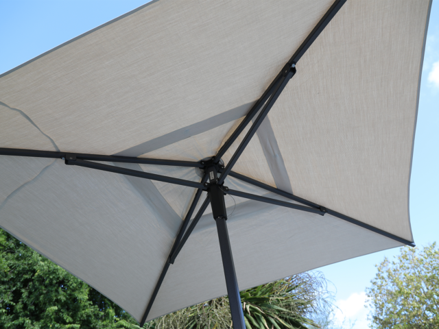 Parasol droit – Dorado Lin 3m - toile acrylique Sunbrella 260g. Ce parasol est équipé d’une toile acrylique teintée masse Sunbrella®. Ainsi, cette toile vous permet de vous protéger efficacement des rayons UV avec un indice de protection maximum : UPF +50.