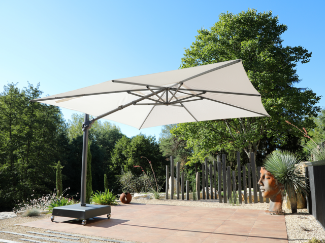 Parasol Premium anti-UV – Vega Blanc Natural 3,5x3,5. La structure est renforcée avec un mât 75x100mm et 2.2mm d’épaisseur. Cette structure “super strong” permet suivant les calculs du département R&D une inclinaison de seulement 3°. C’est un parasol déporté et anti-UV. Ce parasol est un choix idéal pour profiter de votre été.