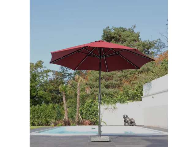 Le Parasol rond inclinable LED - Stella - 3M LED et manivelle pour inclinaison et ouverture est équipé d’une toile acrylique teintée masse Sunbrella® déperlante et anti-tâches, permet de vous protéger efficacement des rayons UV avec un indice de protection maximum : UPF +50.