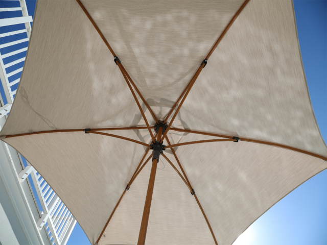 Parasol droit – Singapour Lin aspect Teck 3m - toile acrylique Sunbrella 260g. Ce parasol est équipé d’une toile acrylique teintée masse Sunbrella®. Ainsi, cette toile vous permet de vous protéger efficacement des rayons UV avec un indice de protection maximum : UPF +50.