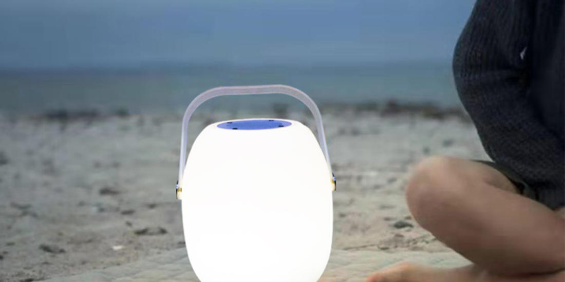 Lampe led avec enceinte – Luminaria. Cette lampe d’extérieure dispose de 9 couleurs, elle trouvera sa place aussi bien dans votre intérieur que dans votre extérieur pour une ambiance cocooning. Cette lampe vous permettra de finir vos soirées en beauté dans votre jardin ou terrasse.