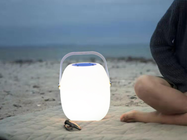 Lampe led avec enceinte – Luminaria. Cette lampe d’extérieure dispose de 9 couleurs, elle trouvera sa place aussi bien dans votre intérieur que dans votre extérieur pour une ambiance cocooning. Cette lampe vous permettra de finir vos soirées en beauté dans votre jardin ou terrasse.