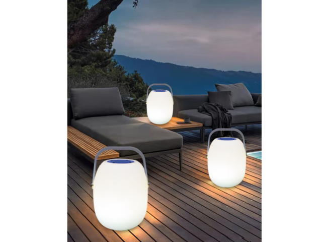 Lampe led avec enceinte – Luminaria. Cette lampe d’extérieure dispose de 9 couleurs, elle trouvera sa place aussi bien dans votre intérieur que dans votre extérieur pour une ambiance cocooning. Cette lampe vous permettra de finir vos soirées en beauté dans votre jardin ou terrasse.