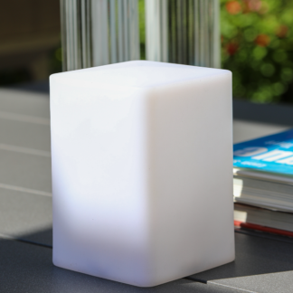 Lampe led cube - Luminaria. Découvrez notre lampe led cube Luminaria. Cette lampe d’extérieure dispose de 16 couleurs, elle trouvera sa place aussi bien dans votre intérieur que dans votre extérieur pour une ambiance cocooning.