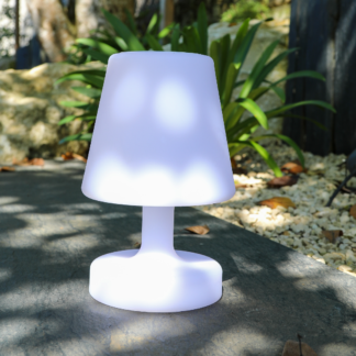 Lampe led sur pied avec enceinte – Luminaria. Cette lampe d’extérieure dispose de 9 couleurs, elle trouvera sa place aussi bien dans votre intérieur que dans votre extérieur pour une ambiance cocooning.