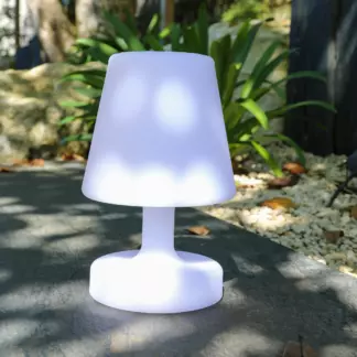Lampe led sur pied avec enceinte – Luminaria. Cette lampe d’extérieure dispose de 9 couleurs, elle trouvera sa place aussi bien dans votre intérieur que dans votre extérieur pour une ambiance cocooning.