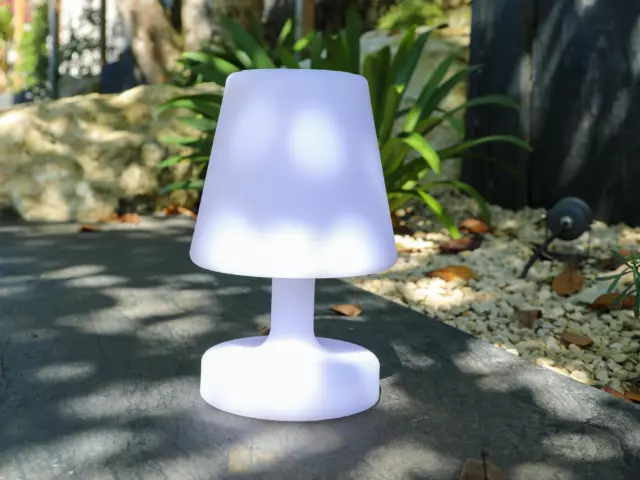 Lampe led sur pied avec enceinte – Luminaria. Cette lampe d’extérieure dispose de 9 couleurs, elle trouvera sa place aussi bien dans votre intérieur que dans votre extérieur pour une ambiance cocooning.