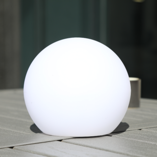 Lampe led boule - Luminaria. Cette lampe d’extérieure dispose de 16 couleurs, elle trouvera sa place aussi bien dans votre intérieur que dans votre extérieur pour une ambiance cocooning.