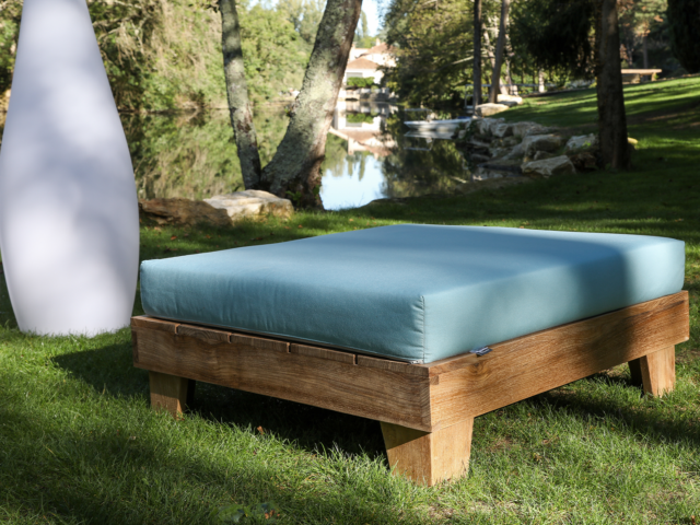 Table basse / pouf en Teck avec coussin Sunbrella Bleu Minéral - Mubally. Offrez-vous des moments de détente dans votre jardin ou terrasse avec cette table basse/pouf en Teck.