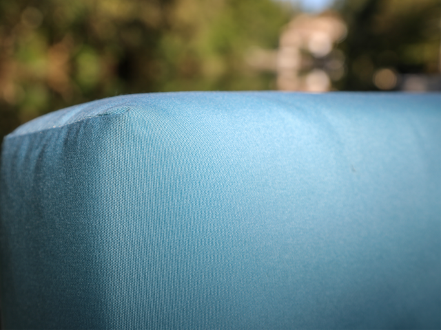 Image qui montre en profondeur le tissu Sunbrella Bleu Minéral avec ses finitions.