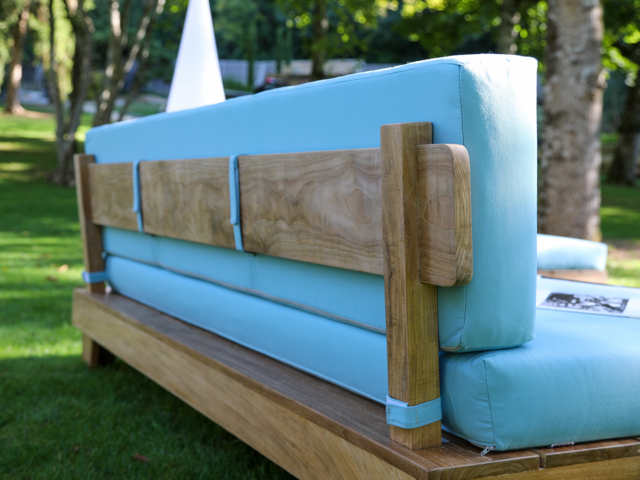 Dos du canapé bas en Teck avec coussin Sunbrella® Bleu Minéral – Mubally. Le canapé bas 100% naturel avec son ponçage ultra fin et sa certification SVLK (Teck légal suivant exigences européennes) qui vous assurera une durabilité exceptionnelle et une finition lisse.