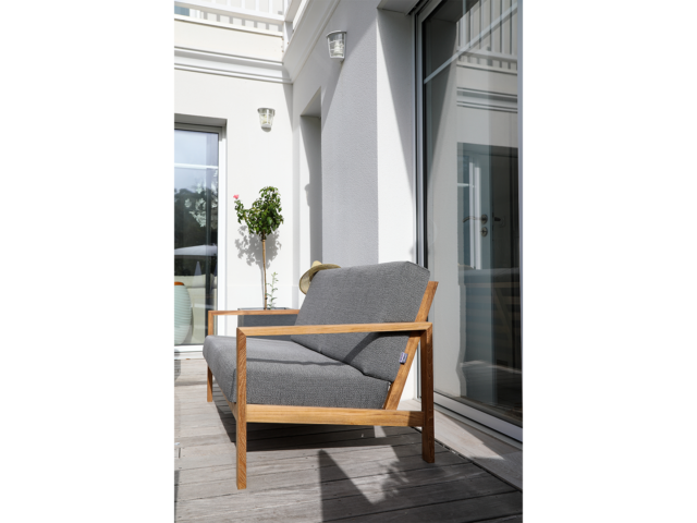 Canapé bas en Teck avec coussin Sunbrella® Gris Flanelle – Divano. Doté d’une formidable assise et d’un doux confort, notre canapé bas en Teck saura donner une étincelle de fraîcheur et d’élégance dans votre jardin ou terrasse. Avec son ponçage ultra fin et sa certification SVLK (Teck légal suivant exigences européennes). Notre canapé bas en Teck avec coussin Sunbrella – Divano assure une durabilité exceptionnelle et une finition lisse.