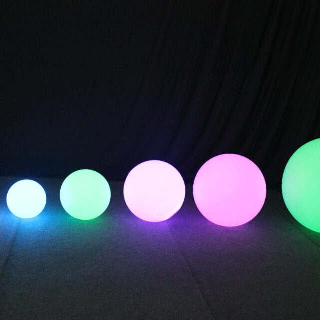 Lampe led boule - Luminaria. Cette lampe d’extérieure dispose de 16 couleurs, elle trouvera sa place aussi bien dans votre intérieur que dans votre extérieur pour une ambiance cocooning.