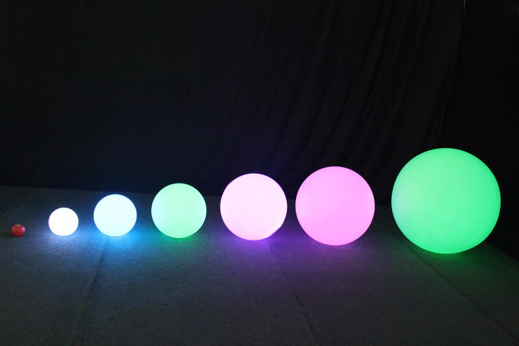 Lampe led boule - Luminaria. Cette lampe d’extérieure dispose de 16 couleurs, elle trouvera sa place aussi bien dans votre intérieur que dans votre extérieur pour une ambiance cocooning.