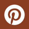 L'image présente le célèbre logo de Pinterest, mais avec une touche spéciale de couleur marron. Le fond de l'image est marron, mettant en valeur le logo central en blanc.