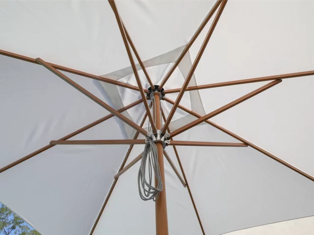 Détail Parasol 3x3 Solarius en toile Sunbrella, alliant style et fonctionnalité. Fabriqué avec des matériaux haut de gamme, ce parasol offre une protection durable contre le soleil