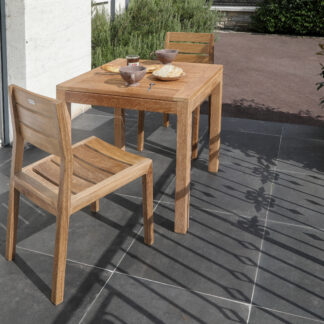 Cette image représente la table fixe carrée KOPI avec des chaises en Teck